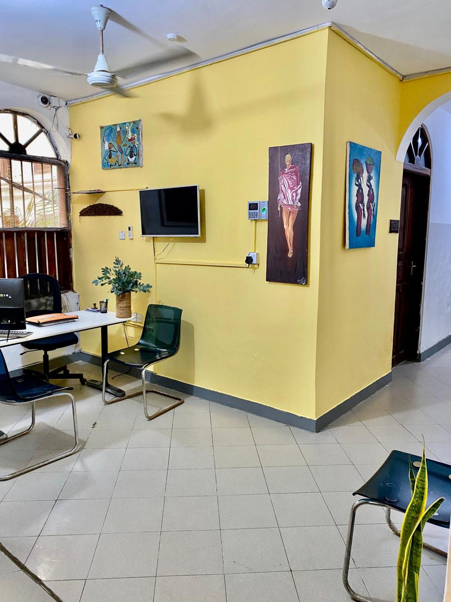 Bed & Breakfast Kelele Square *