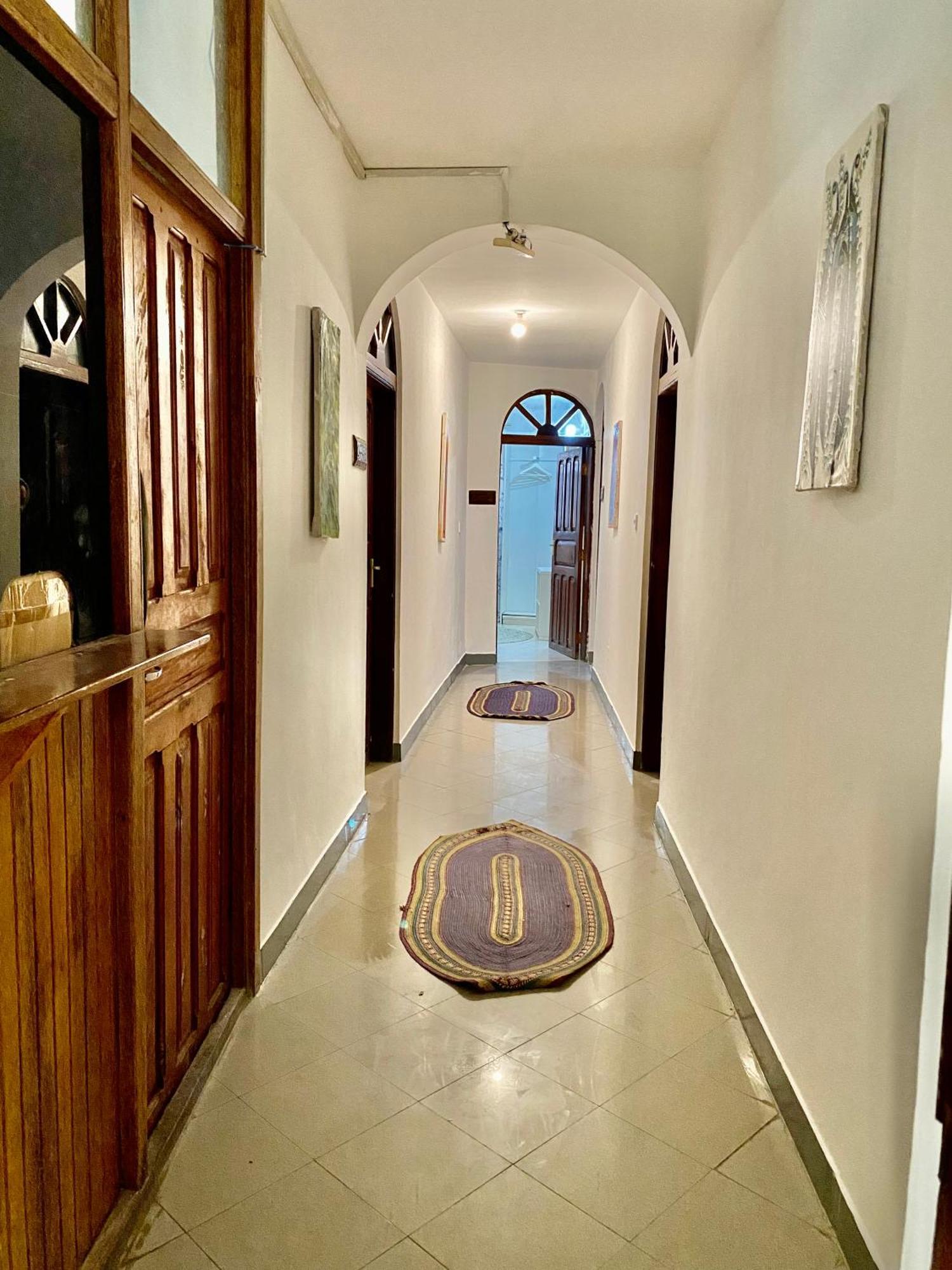 Bed & Breakfast Kelele Square *