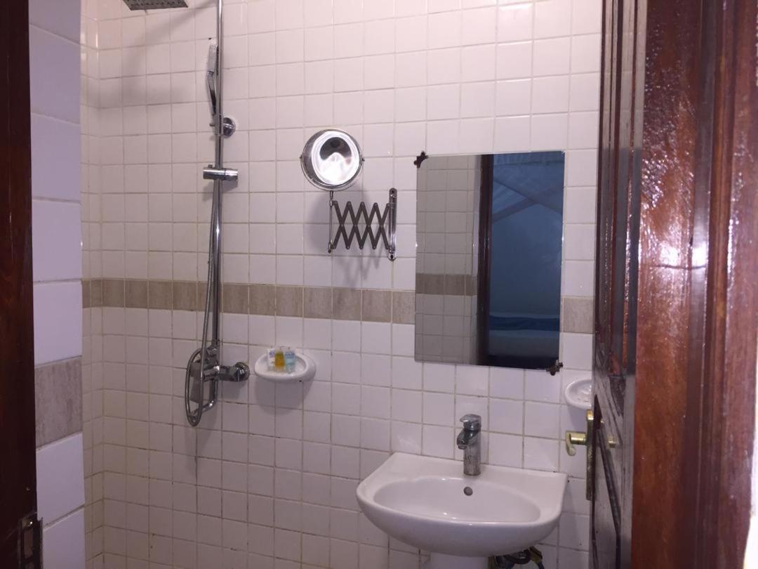 Bed & Breakfast Kelele Square *