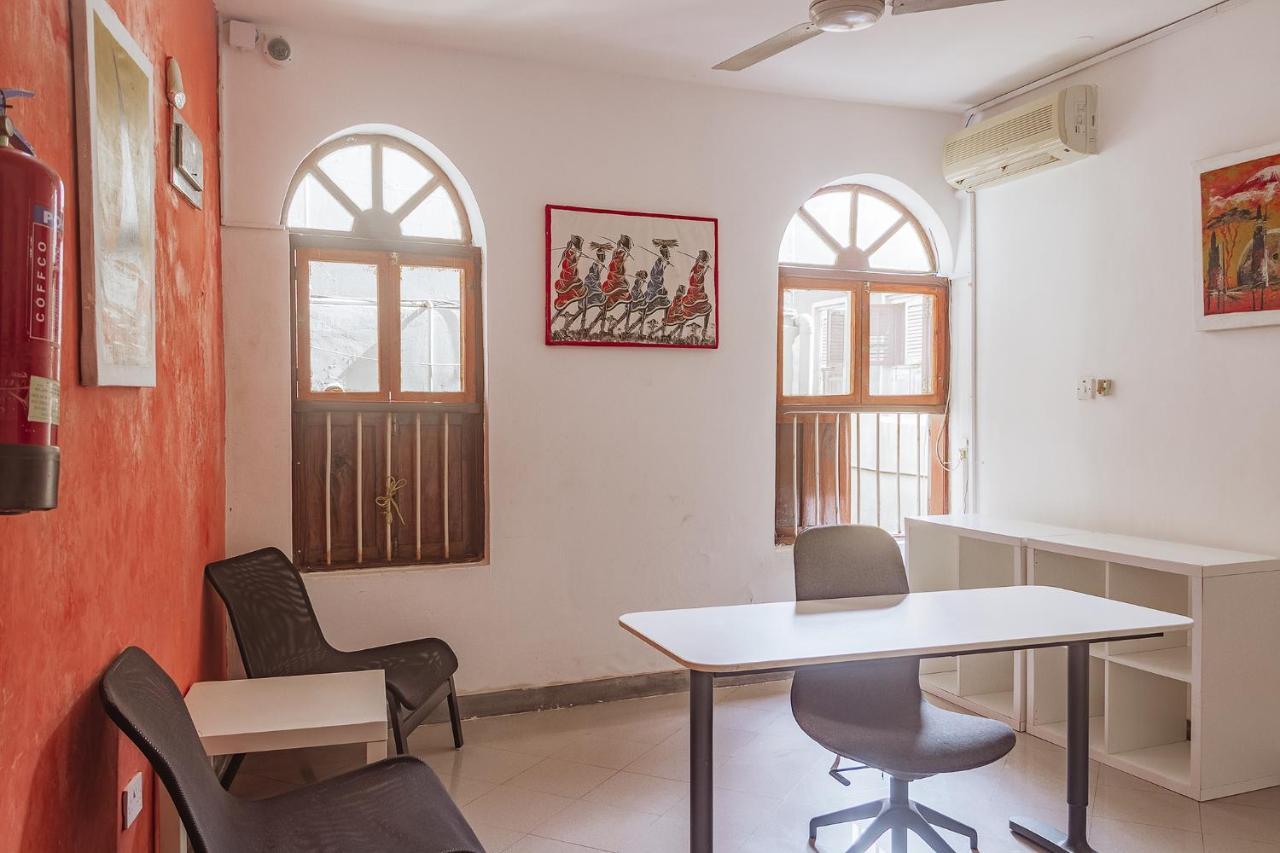 Bed & Breakfast Kelele Square *